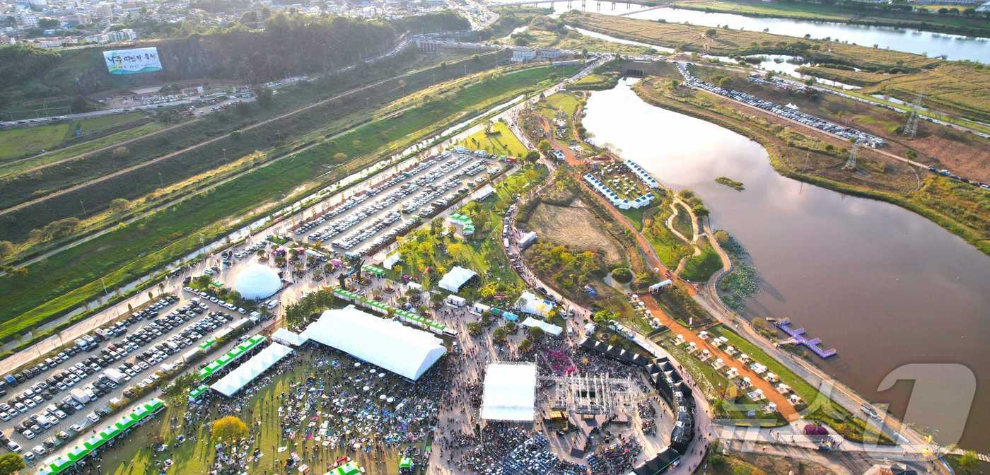 나주영산강축제가 펼쳐지고 있는 영산강정원 전경.(나주시 제공. 재배포 및 DB 금지) 2025.10.9/뉴스1