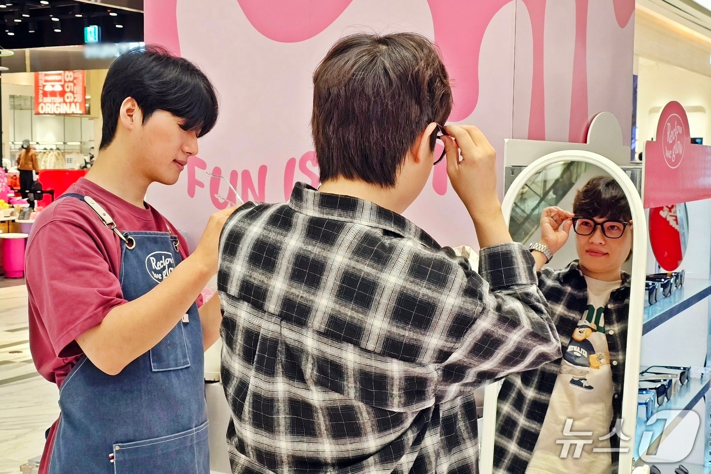 신세계백화점 센텀시티를 찾은 고객들이 리끌로우 제품을 둘러보고 있다.(신세계 센텀시티 제공 .재판매 및 DB 금지)