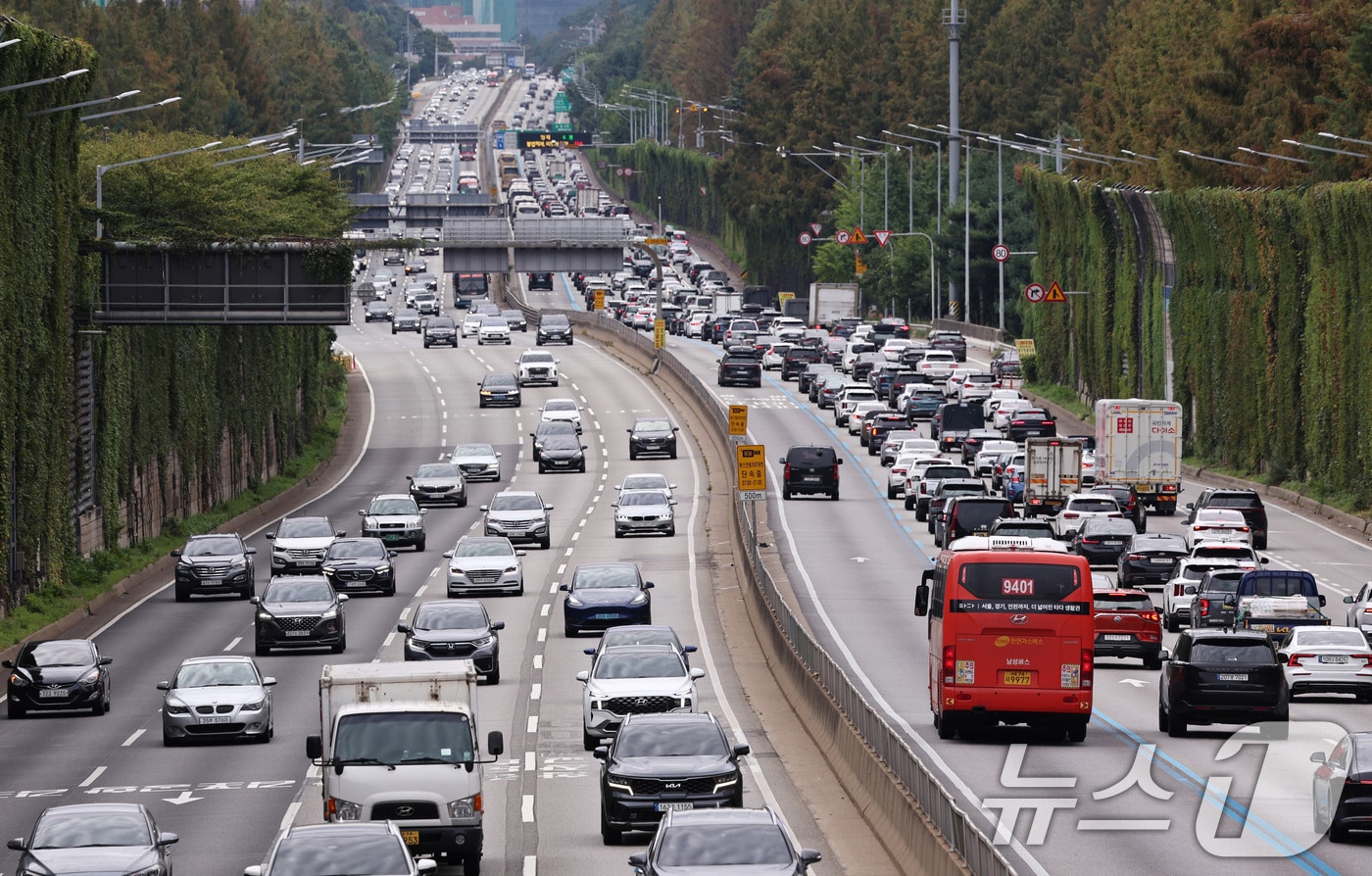 연휴 마지막 날이자 한글날인 9일 오전 서울 서초구 잠원IC 인근 경부고속도로에서 차량들이 서행하고 있다. 한국도로공사에 따르면 이날 오전 9시 기준 지방 주요 도시에서 출발해 서울 도착까지 걸리는 시간은 울산 5시간 30분, 부산 6시간 40분, 대구 4시간 50분, 대전 1시간 50분, 광주 4시간 10분 등이다. 2025.10.9/뉴스1 ⓒ News1 구윤성 기자