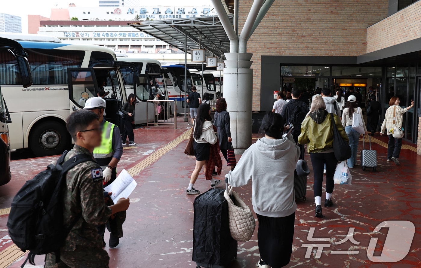 연휴 마지막 날이자 한글날인 9일 서울 서초구 강남고속버스터미널에서 시민들이 버스에서 내려 이동하고 있다. 2025.10.9/뉴스1 ⓒ News1 구윤성 기자