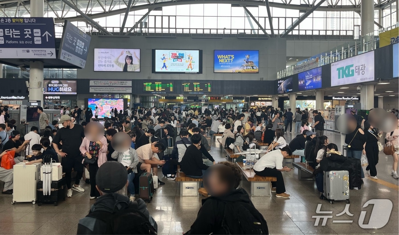 9일 오후 부산역 2층 대합실이 귀경객들과 그 일행으로 북적이고 있다.2025.10.9/뉴스1 ⓒ News1 장광일 기자