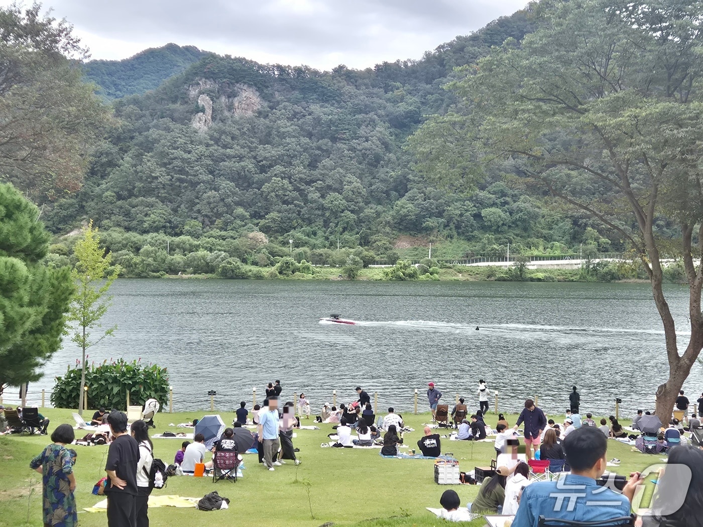 추석 연휴 마지막 날인 9일 경기 남양주시 한 카페 잔디 밭에서 시민들이 북한강을 바라보며 휴일을 보내고 있다.2025.10.09/뉴스1 양희문 기자