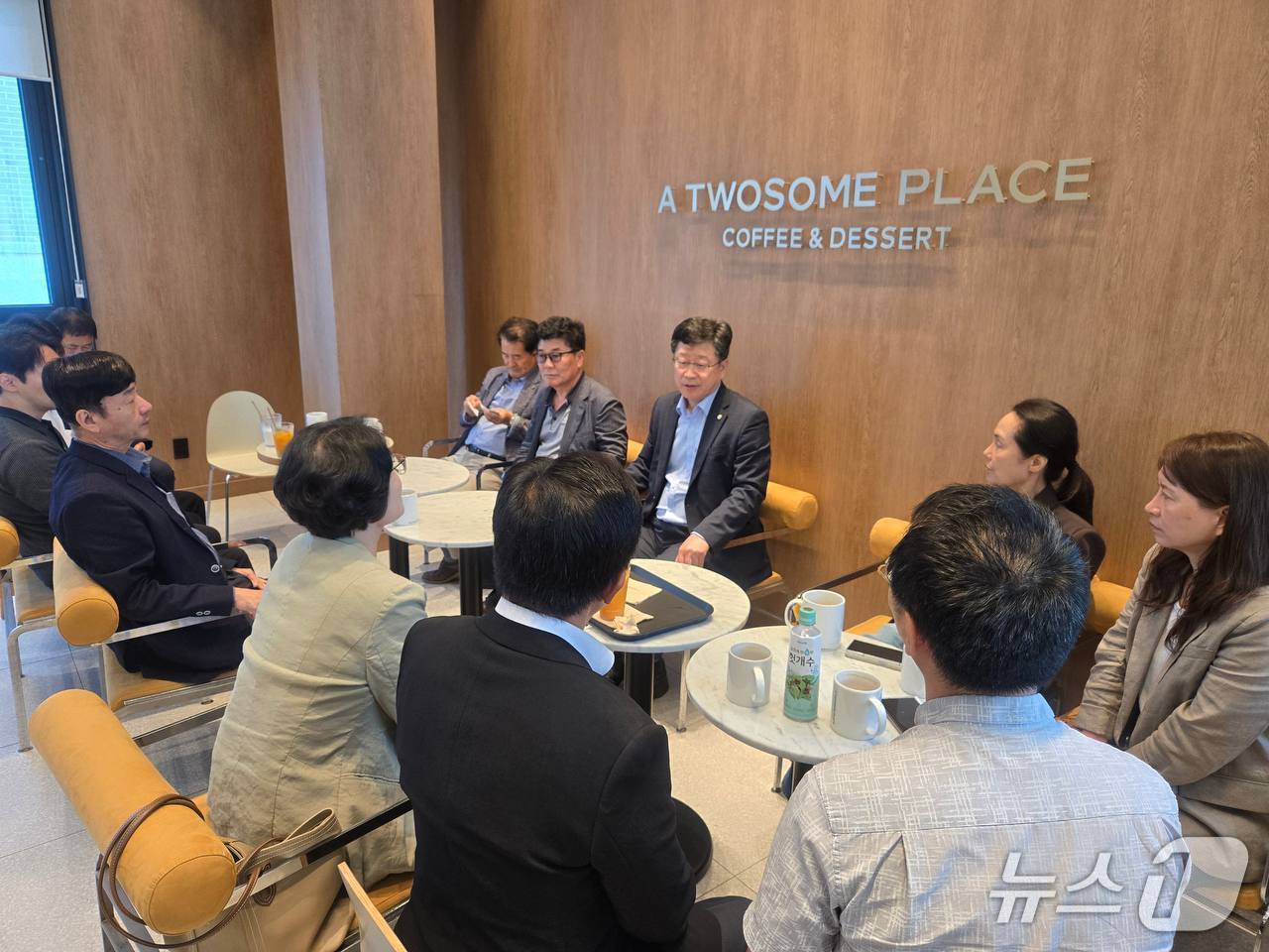 안호영 더불어민주당 국회의원&#40;왼쪽 세번째&#41;이 도민들을 만나 의견을 듣고 있다.&#40;의원실제공. 재판매 및 DB금지&#41;2025.10.9/뉴스1