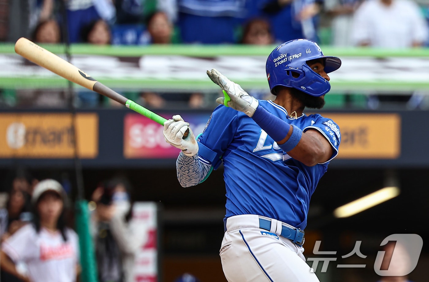 9일 오후 인천 SSG 랜더스필드에서 열린 프로야구 2025 신한 SOL뱅크 KBO 준플레이오프 1차전 삼성 라이온즈와 SSG 랜더스의 경기, 4회초 무사 2루 상황에서 삼성 디아즈가 2루타를 치고 있다. 2025.10.9/뉴스1 ⓒ News1 김도우 기자