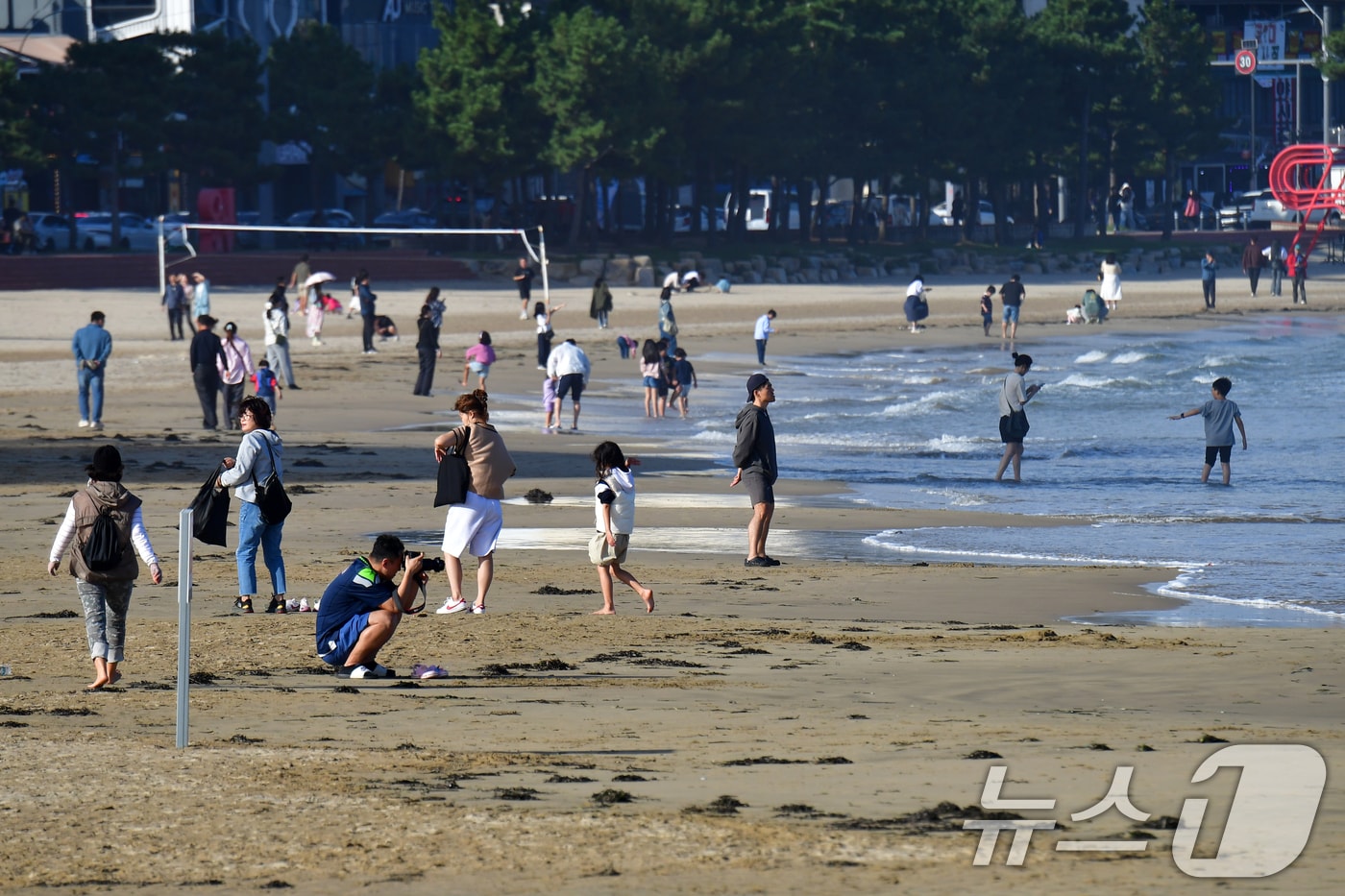 한글날이며 추석 연휴 마지막 날인 9일 오후 경북 포항시 북구 영일대해수욕장에서 관광객들이 물놀이를 즐기고 있다. 2025.10.9/뉴스1 ⓒ News1 최창호 기자