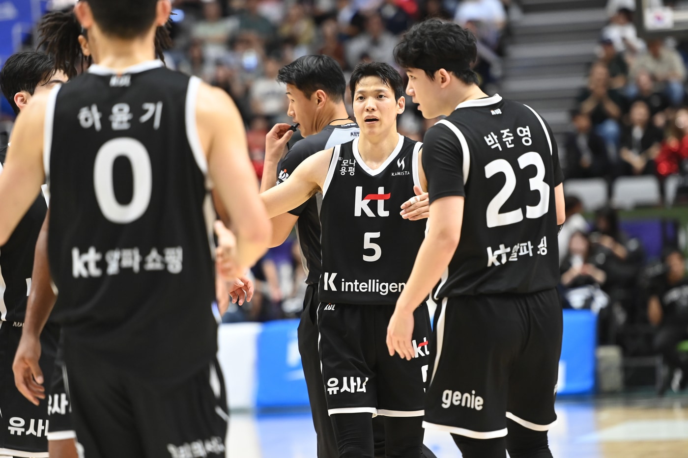 프로농구 수원 KT가 서울 삼성을 꺾고 2연승을 달렸다.&#40;KBL 제공&#41;