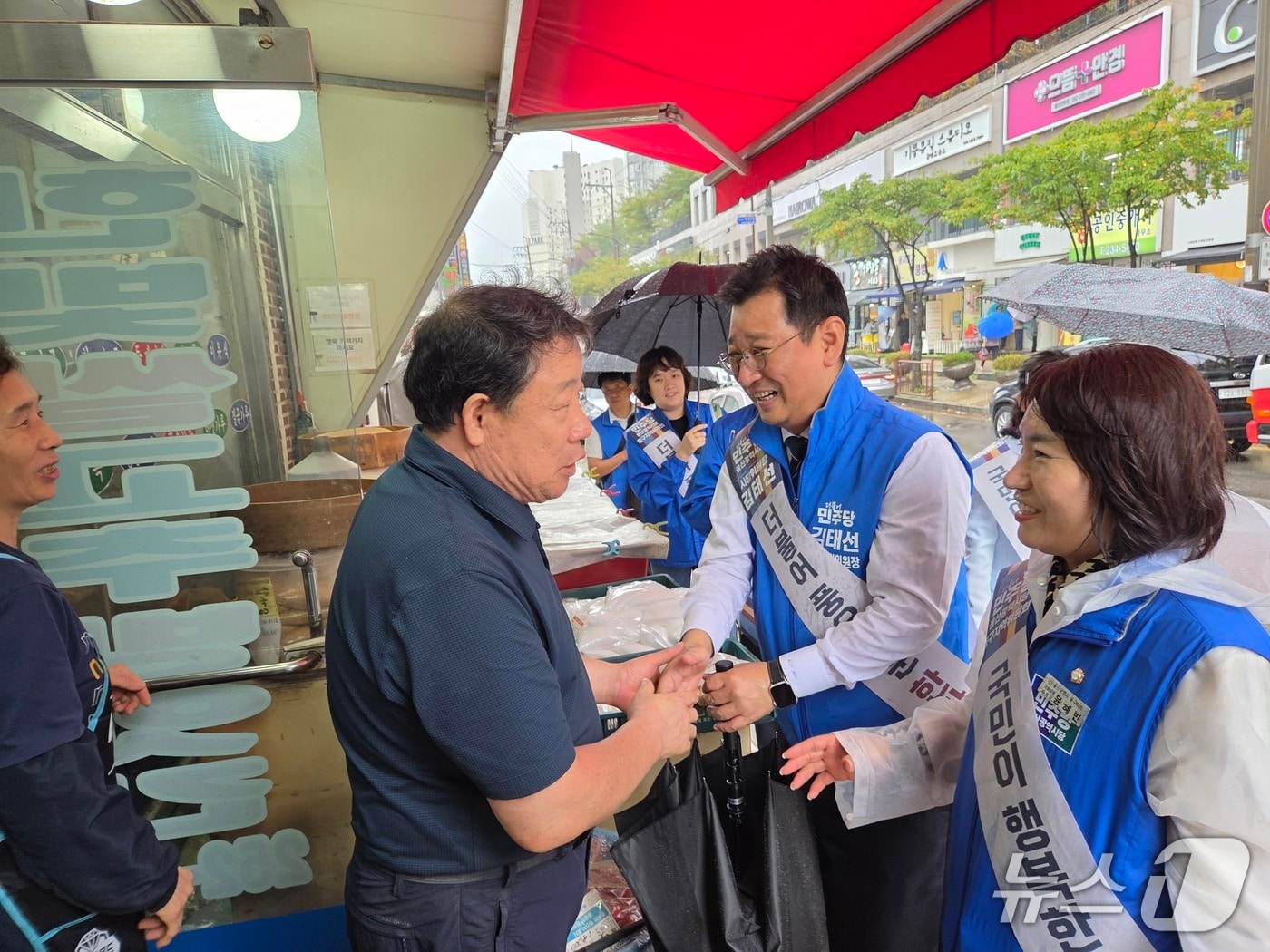 김태선 민주 의원&#40;울산 동구&#41;이 추석 연휴 기간 지역 전통시장을 찾아 시민들과 인사하고 있다.&#40;민주당 울산시당 제공. 재판매 및 DB금지&#41;/뉴스1