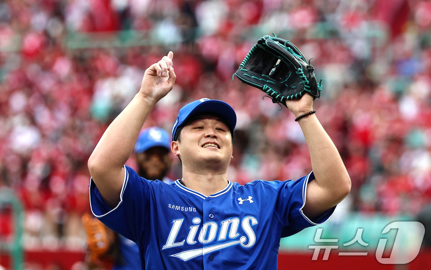 9일 오후 인천 SSG 랜더스필드에서 열린 프로야구 2025 신한 SOL뱅크 KBO 준플레이오프 1차전 삼성 라이온즈와 SSG 랜더스의 경기, 삼성 선발투수 최원태가 6회말을 무실점으로 마친 뒤 기뻐하고 있다. 2025.10.9/뉴스1 ⓒ News1 김도우 기자
