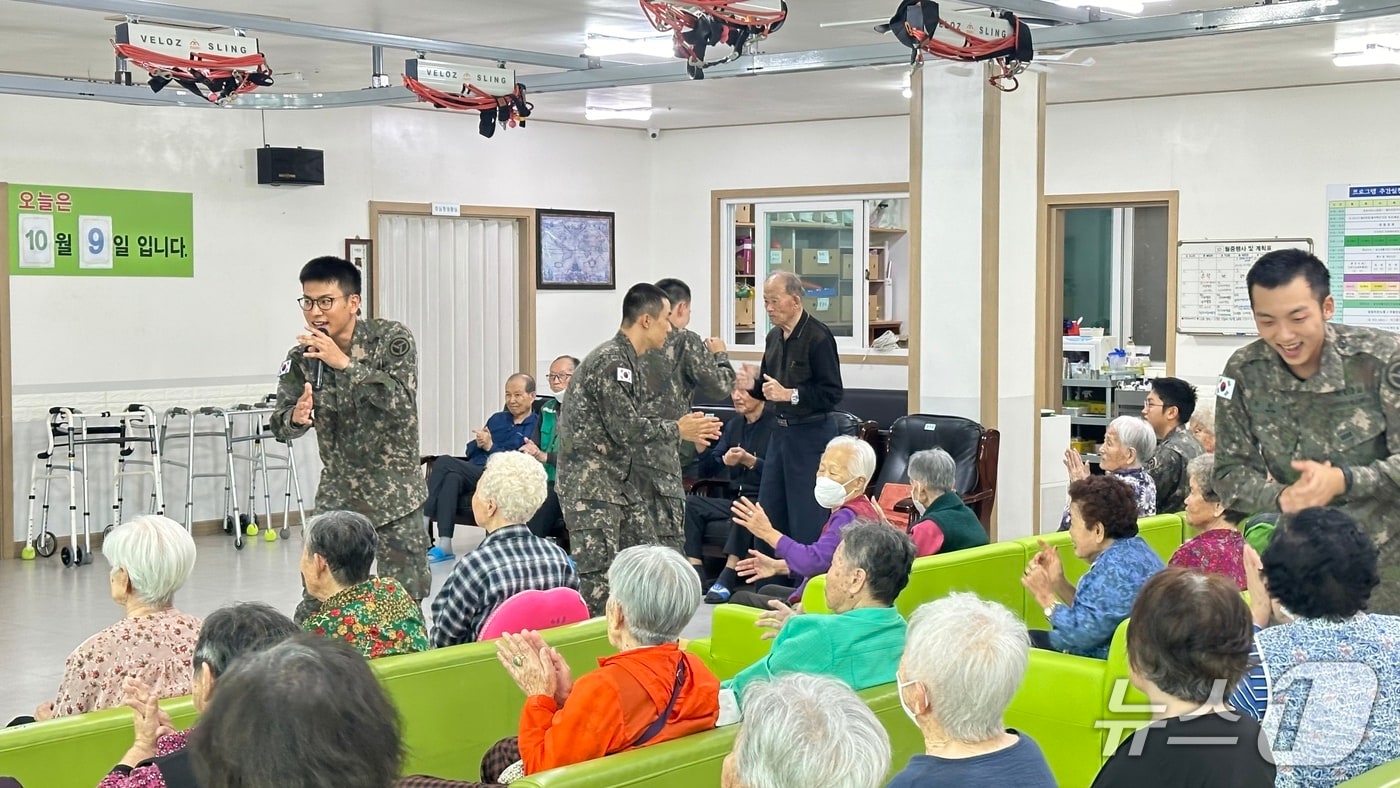 육군 보병37사단 장병들이 추석 연휴 기간 노인복지시설을 찾아 봉사활동을 하고 있다.&#40;육군 37보병사단 제공&#41;/뉴스1