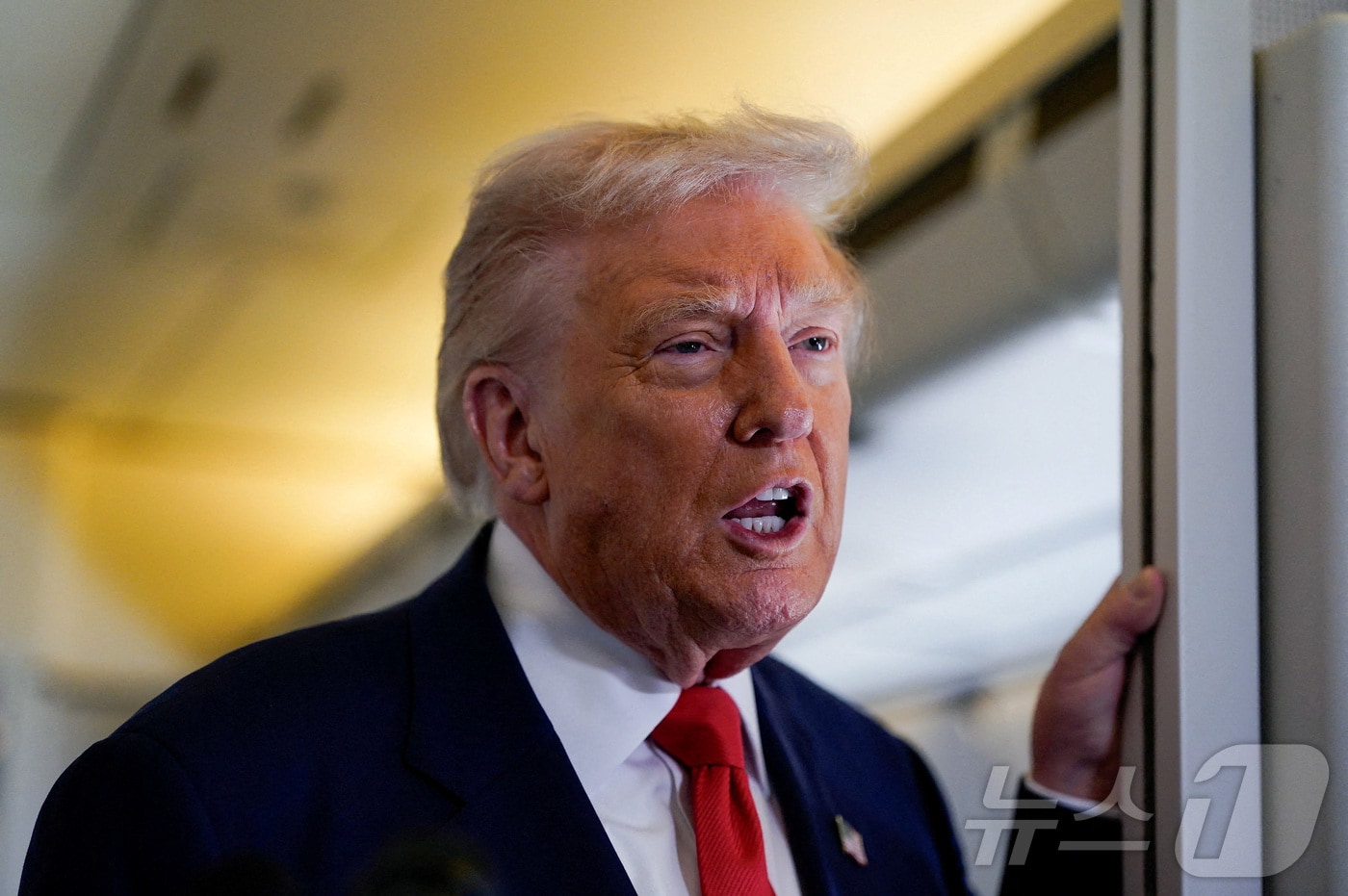 도널드 트럼프 미국 대통령이 31일(현지시간) 미국 메릴랜드주 앤드루스 합동기지에서 플로리다로 출발하는 에어포스원(미 대통령 전용기)에서 기자들의 질문에 답하고 있다. 2025.10.31. ⓒ 로이터=뉴스1 ⓒ News1 류정민 특파원