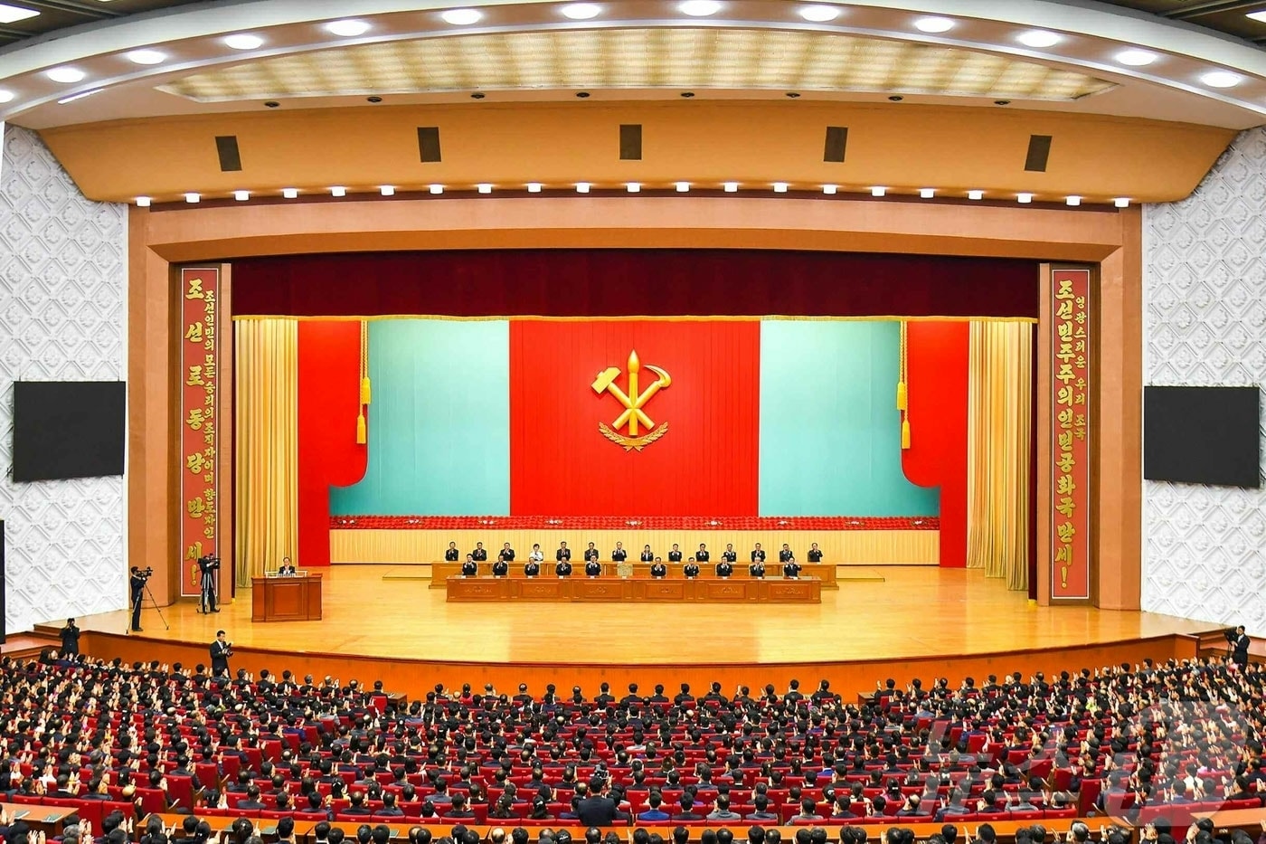 &#40;평양 노동신문=뉴스1&#41; = 북한 노동당 기관지 노동신문은 1일 &#39;노동신문&#39; 창간 80주년 기념보고회를 전날 인민문화궁전에서 진행했다고 보도했다. 보고회에는 방북 중인 조선신보 대표단도 초대됐다고 전했다. [국내에서만 사용가능. 재배포 금지. DB 금지. For Use Only in the Republic of Korea. Redistribution Prohibited] rodongphoto@news1.kr