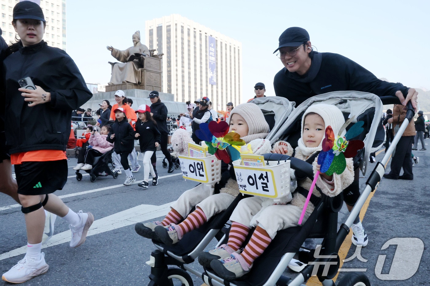 1일 오전 서울 광화문광장에서 열린 '2025 서울 유아차 런(Run)'에서 참가자들이 힘찬 출발을 하고 있다. 2025.11.1/뉴스1 ⓒ News1 이광호 기자