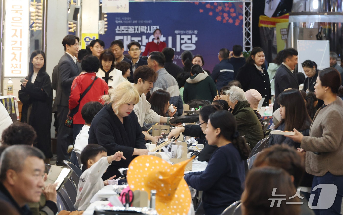 대전 동구 신도꼼지락시 야시장(동구 제공) /뉴스1