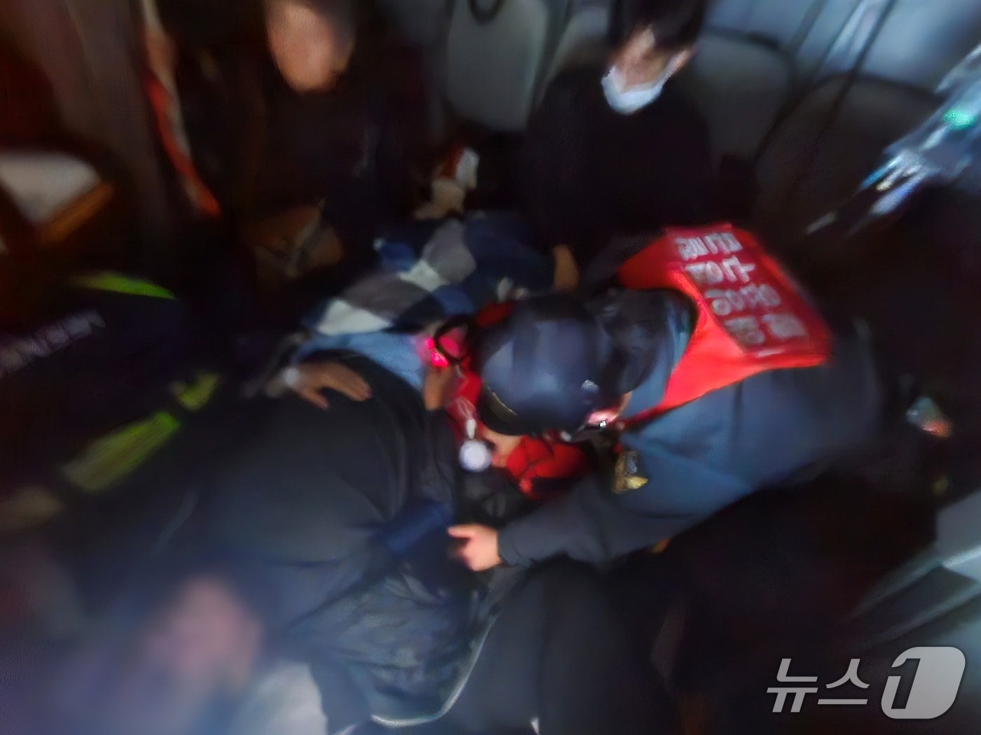 강원 동해해양경찰청이 지난달 31일 밤 경북 울릉군에서 뇌출혈 응급환자인 80대 남성을 헬기에 태워 경북 포항으로 이송했다. (동해해양경찰청 제공. 재판매 및 DB금지) 2025.11.1/뉴스1