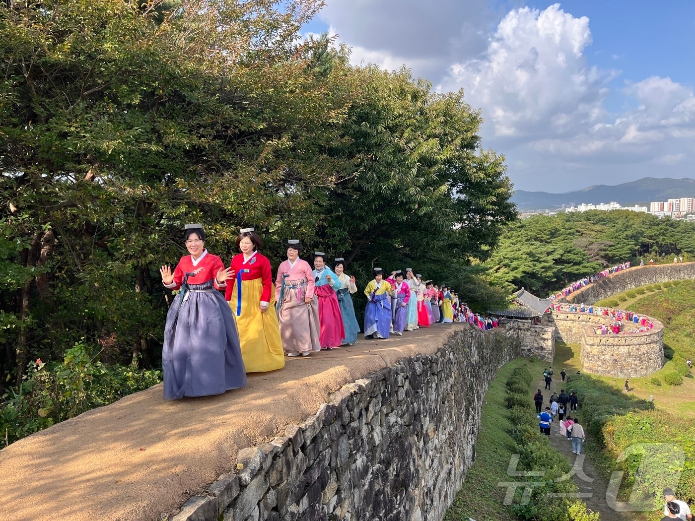 1일 전북 고창군에서 '모양성제'의 하이라이트 ‘답성놀이’가 열리고 있다. 머리 위에 성을 한 바퀴 돌면 다리병이 낫고, 두 바퀴 돌면 무병장수하고, 세 바퀴 돌면 극락왕생 한다’는 전설이 있다.(고창군제공. 재판매 및 DB금지)2025.11.1/뉴스1 ⓒ News1 김동규 기자