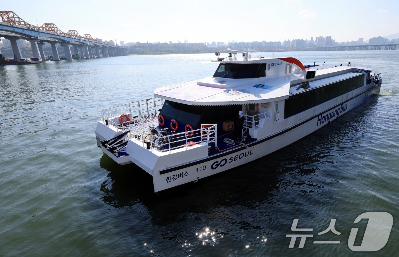 서울 성동구 한강버스 뚝섬선착장으로 한강버스가 정박하고 있다. 2025.11.1/뉴스1 ⓒ News1 이호윤 기자