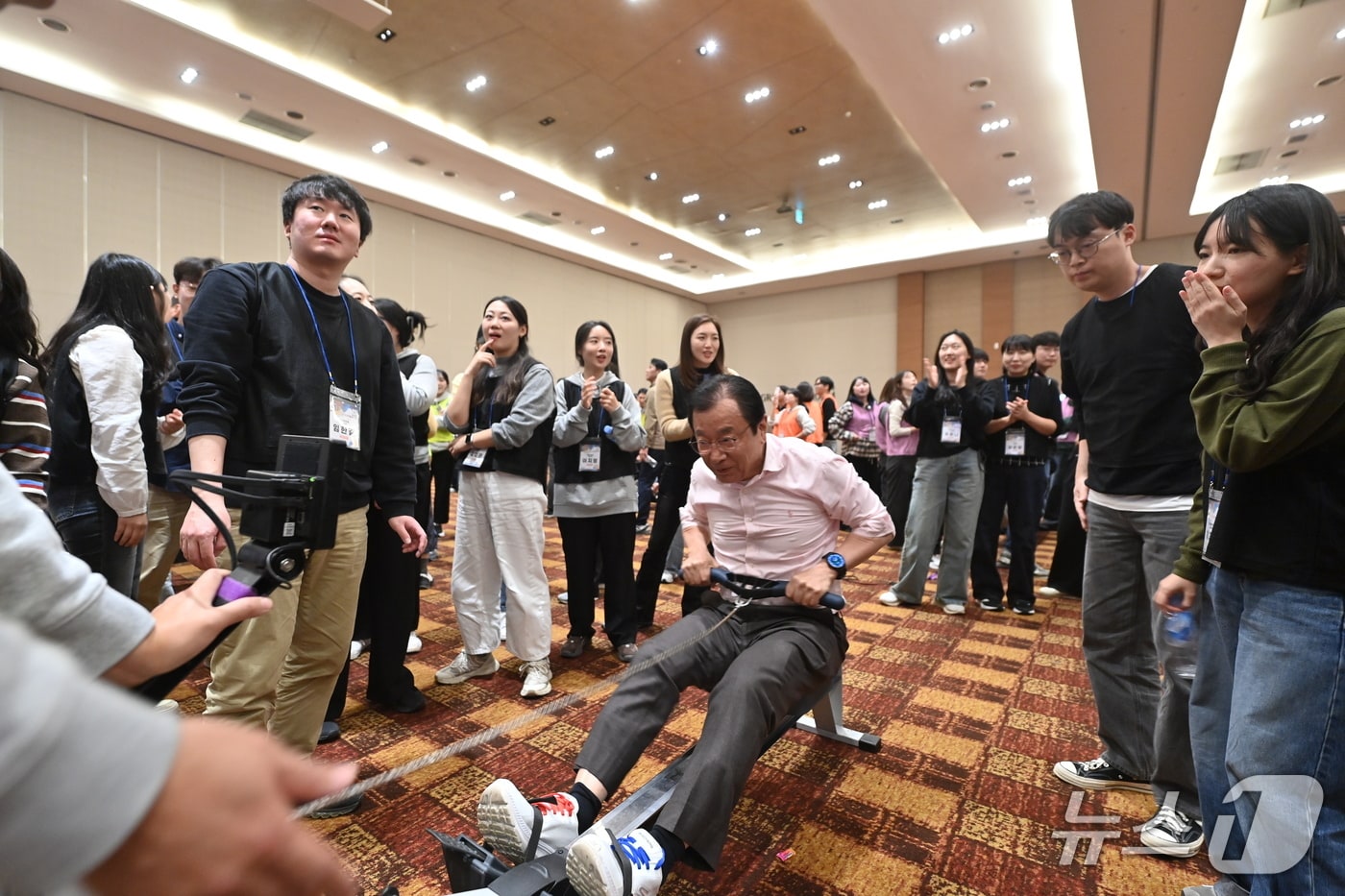 이현재 경기 하남시장이 지난달 30~31일 MZ 세대 공무원 대상 '조직 활성화 교육'에 참여해 직원들과 소통하고 있는 모습.(하남시 제공. 재판매 및 DB 금지)/뉴스1