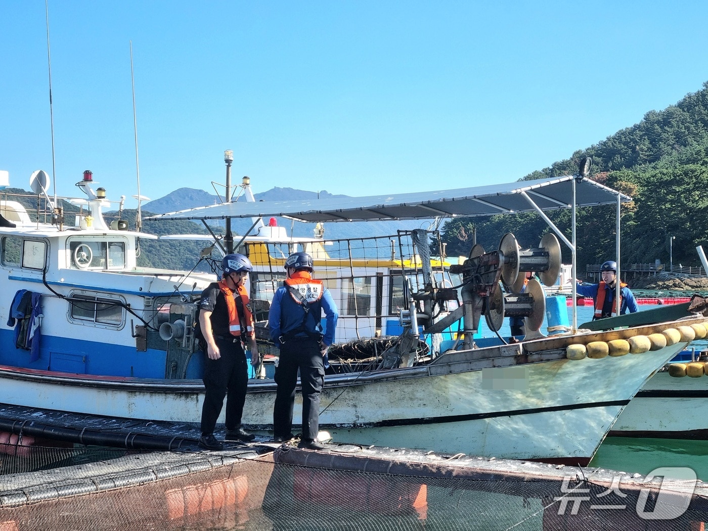 충돌 사고 어선을 관리하고 있는 해경.(통영해경 제공. 재판매 및 DB금
