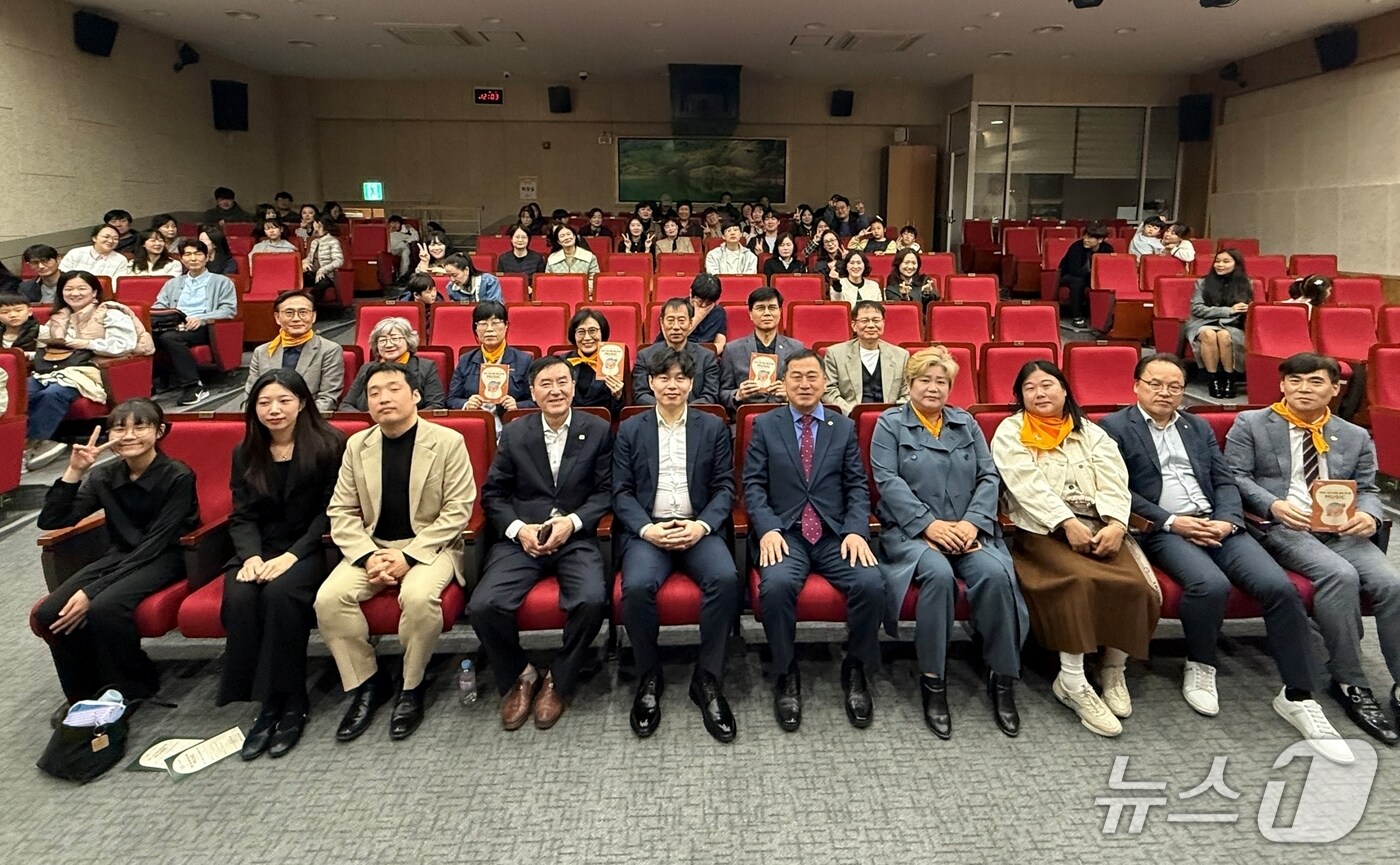 충북 괴산증평교육지원청은 1일 증평군립도서관 3층 다목적홀에서 '2025 괴산증평교육지원청 공감·동행·힐링 콘서트'를 열었다.(괴산증평교육지원청 제공, 재판매 및 DB금지)/뉴스1