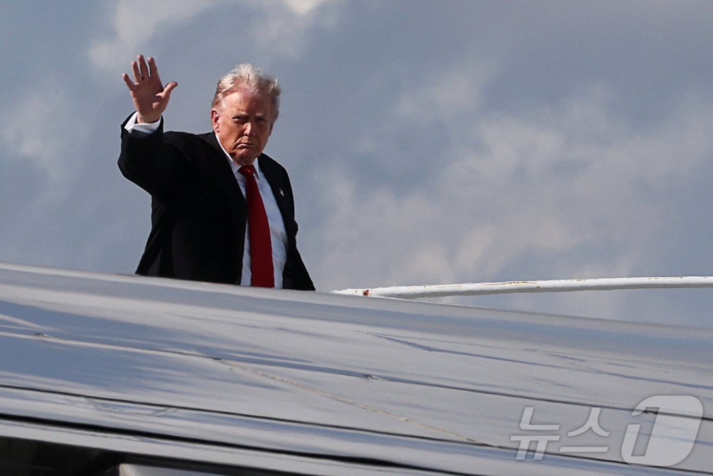 도널드 트럼프 미국 대통령이 9일(현지시간) 워싱턴DC로 향하기 위해 플로리다주 웨스트팜비치 공항에서 에어포스원(미 대통령 전용기)에 탑승하고 있다. 2025.11.09. ⓒ 로이터=뉴스1 ⓒ News1 류정민 특파원