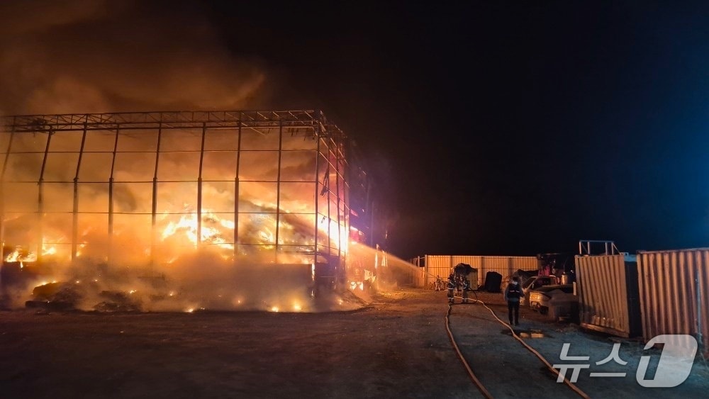 천안 서북구 입장면 폐기물 창고 화재 현장. (천안서북소방서 제공, 재판매 및 DB금지) / 뉴스1
