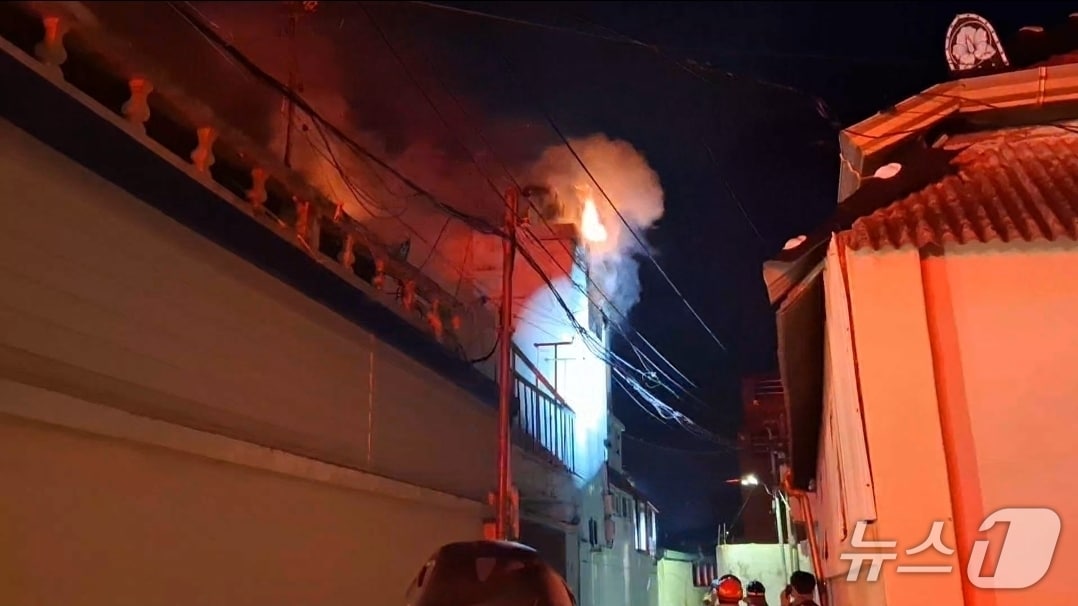 10일 오전 4시 1분쯤 광주 동구 지산동 한 주택에서 화재가 발생했다. &#40;광주소방본부 제공. 재판매 및 DB금지&#41;