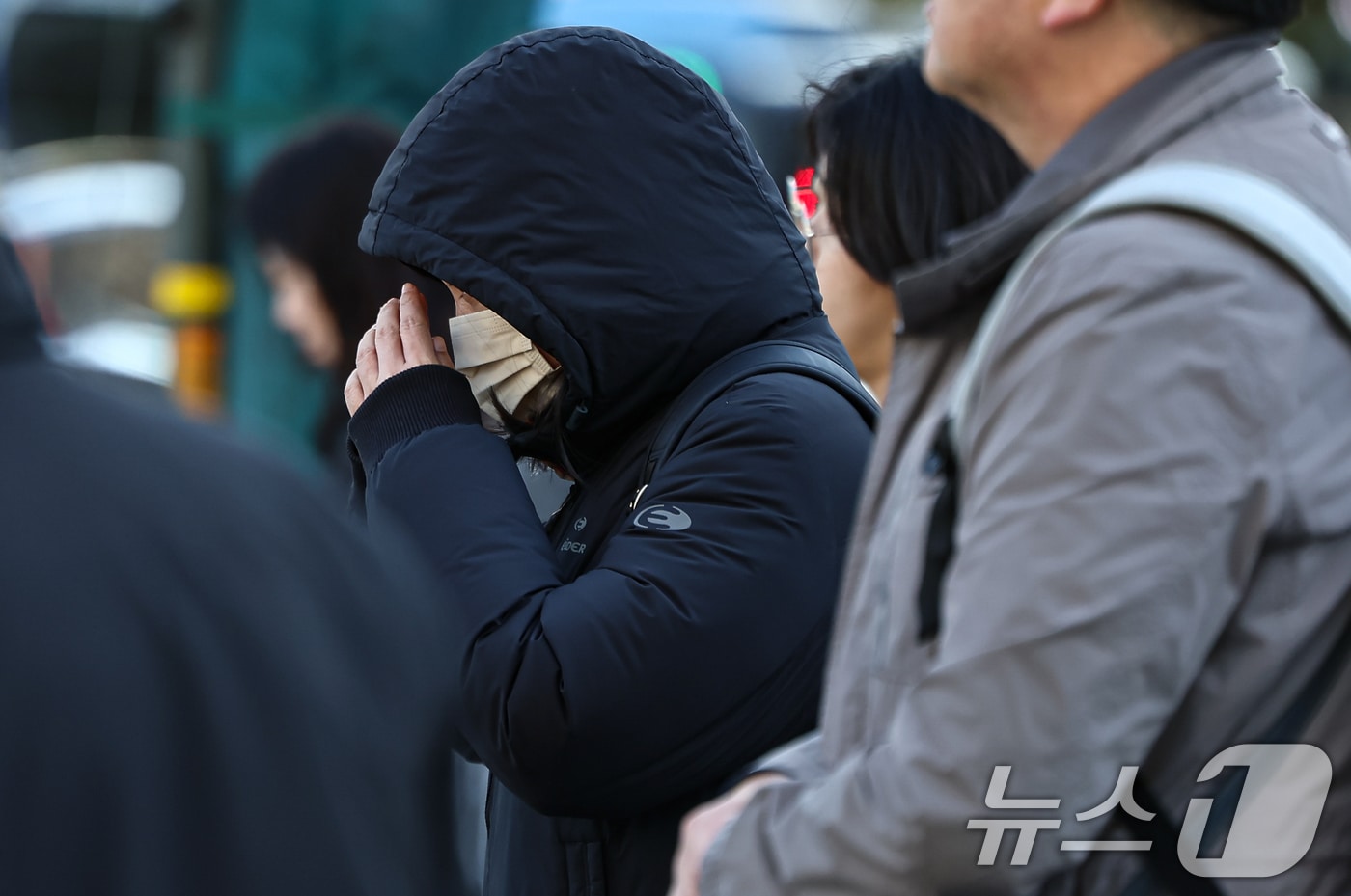 초겨울 추위가 찾아온 도심 네거리에서 두터운 옷을 입은 시민들이 지나고 있다. /뉴스1 ⓒ News1 김도우 기자