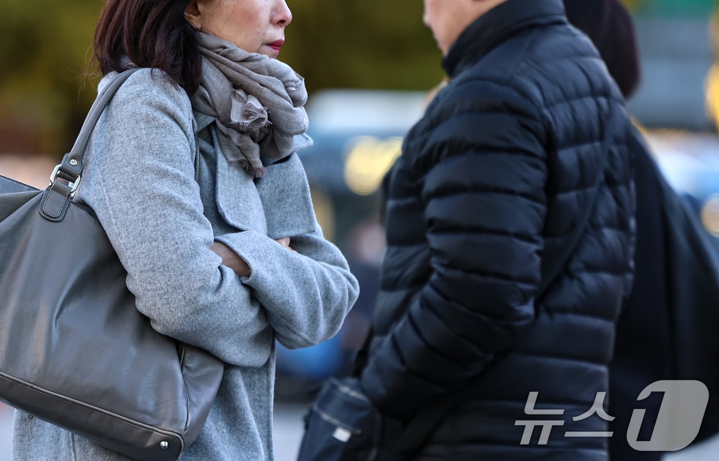 초겨울 추위가 찾아온 10일 서울 종로구 광화문 네거리에서 두터운 옷을 입은 시민들이 지나고 있다. 2025.11.10/뉴스1 ⓒ News1 김도우 기자