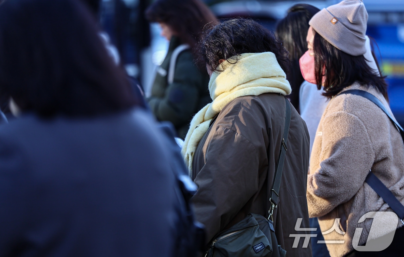 초겨울 추위가 찾아온 10일 서울 종로구 광화문 네거리에서 두터운 옷을 입은 시민들이 지나고 있다. 2025.11.10/뉴스1 ⓒ News1 김도우 기자