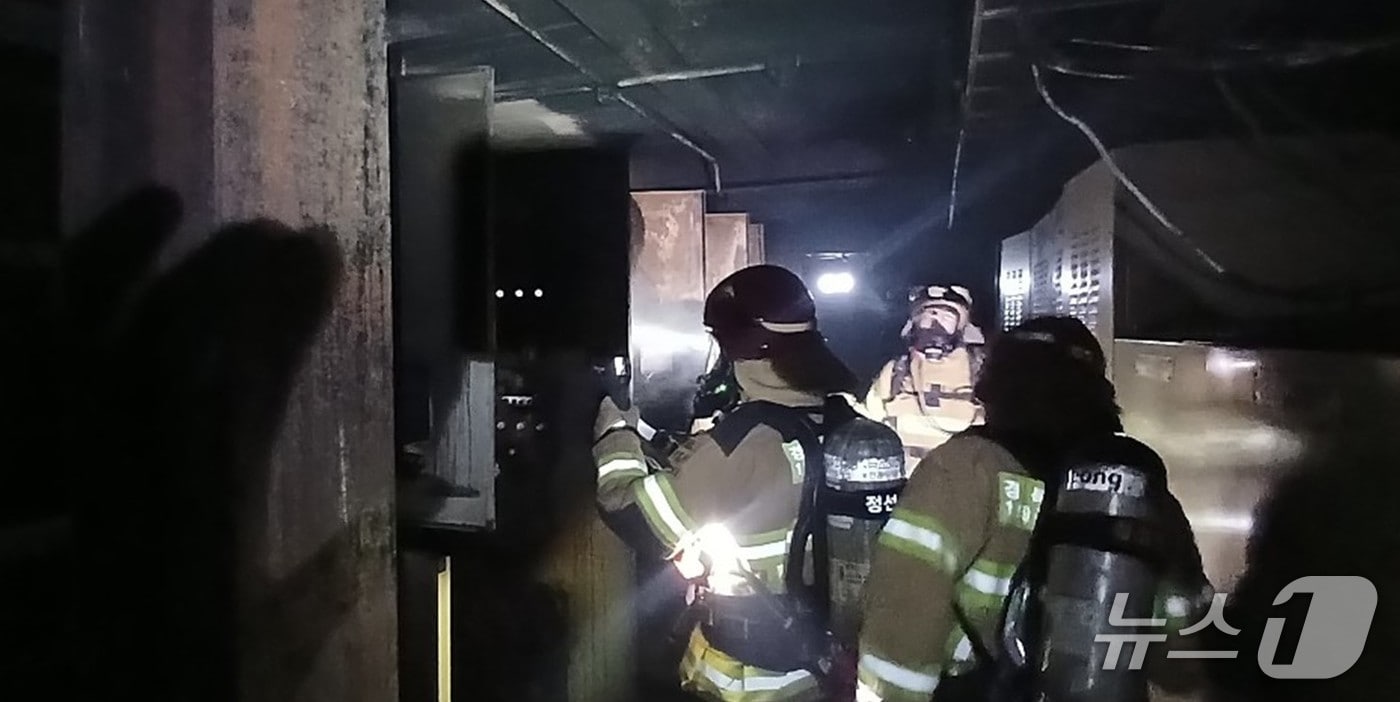 9일 오후 11시56분쯤 경북 봉화군 석포면 아연 비철금속 생산공장 전기실에서 불이나 소방당국이 화재를 진화하고 있다.(경북소방본부 제공. 재판매 및 DB 금지)2025.11.10/뉴스1