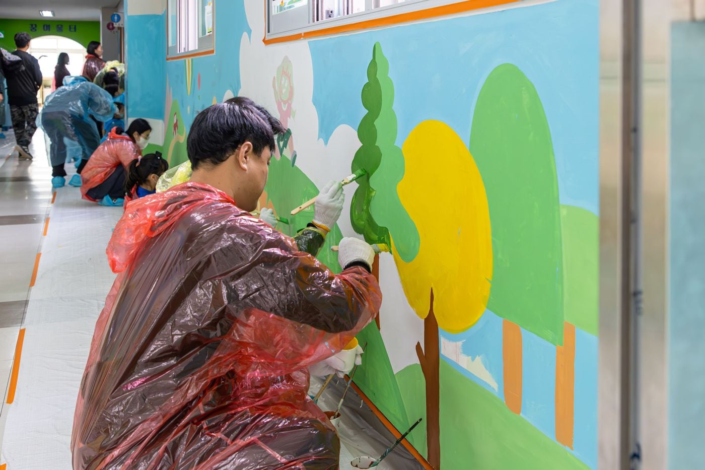 한국앤컴퍼니그룹 임직원과 가족들이 8일 대전 새여울초등학교에서 진행된 벽화 그리기 봉사활동에 참여한 모습(한국앤컴퍼니그룹 제공). 2025.11.08.