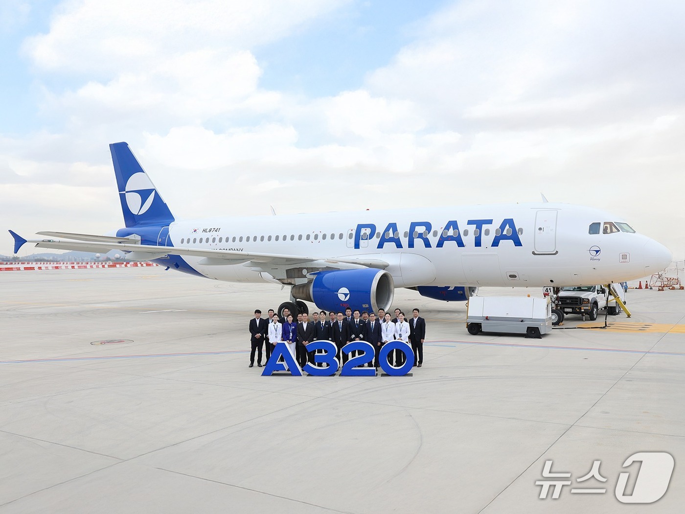 8일 김포공항에서 진행된 파라타항공 A320 2호기 도입식에서 윤철민 대표이사&#40;앞줄 가운데&#41;와 임직원들이 기념 사진을 촬영한 모습&#40;파라타항공 제공&#41;. 2025.11.08.