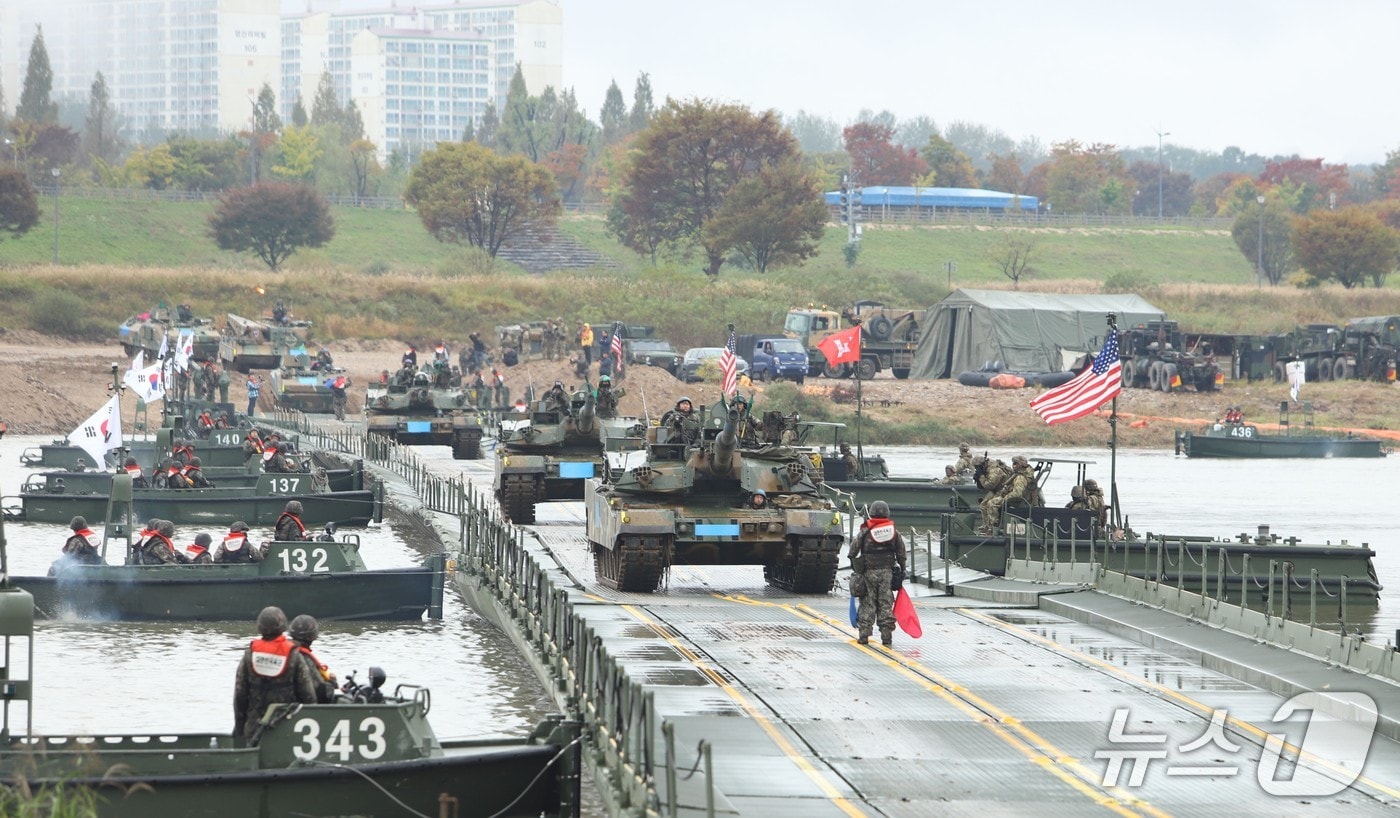 K1전차가 한미공병부대가 구축한 연합부교를 이용해 남한강을 도하하고 있다.(제7기동군단 제공. 재판매 및 DB 금지)/뉴스11