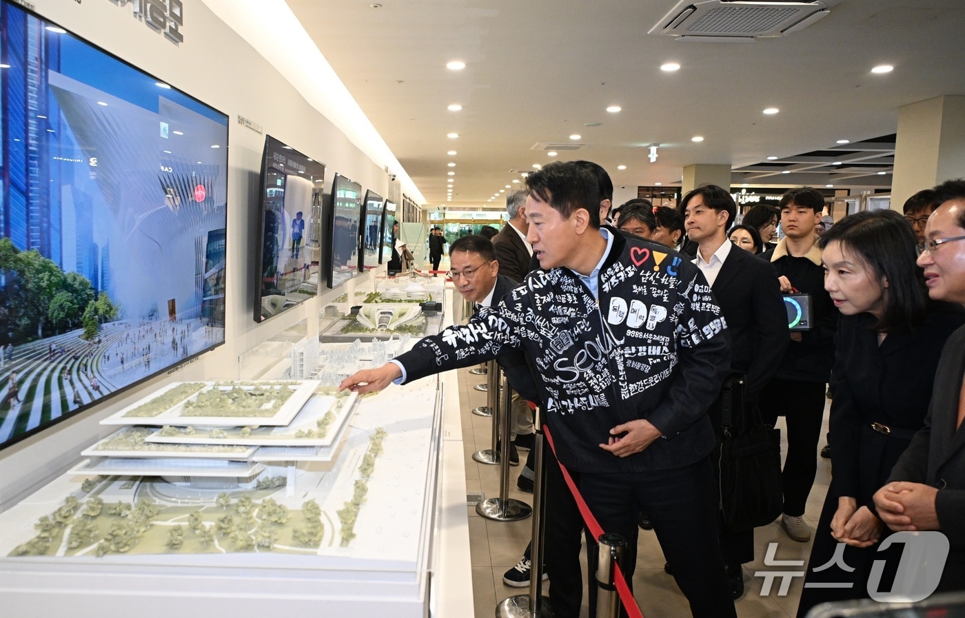 오세훈 서울시장이 10일 종로구 세종문화회관에서 열린 &#39;제2세종문화회관 건립 설계공모 시상식&#39;에서 설계안 당선작 &#39;디자인캠프문박디엠피&#39; 모형을 살펴보고 있다.