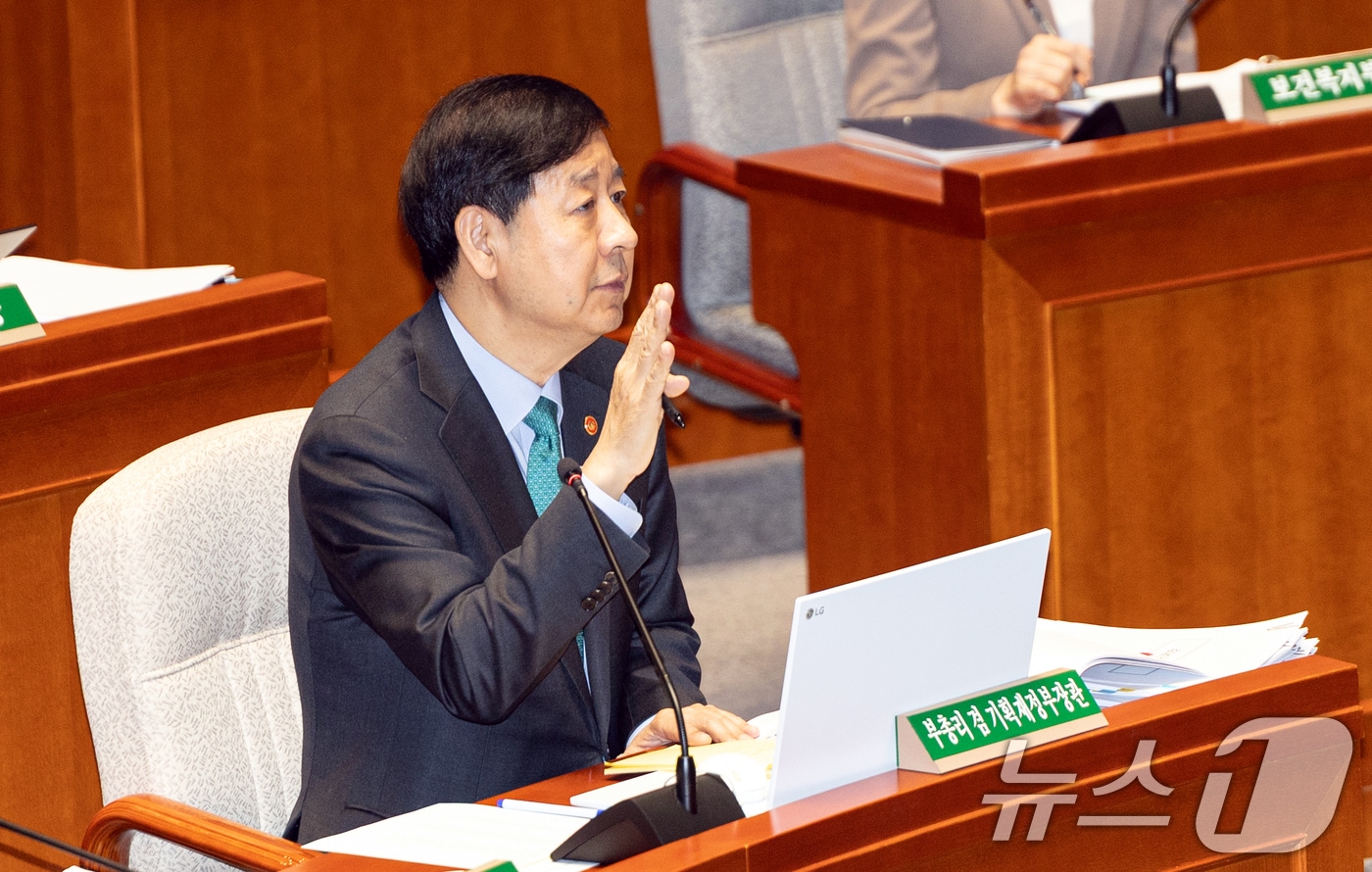 구윤철 경제부총리 겸 기획재정부 장관이 10일 서울 여의도 국회에서 열린 제429회국회&#40;정기회&#41; 예산결산특별위원회 제5차 전체회의에 출석해 의원 질의에 답변하고 있다. 2025.11.10/뉴스1 ⓒ News1 이승배 기자