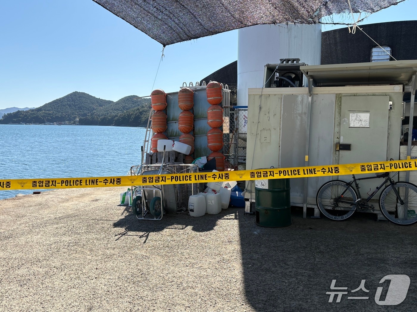 10일 작업자 3명이 사망한 경남 고성군의 한 양식장 앞에 폴리스라인이 설치돼 있다.2025.11.10/뉴스1 강미영기자