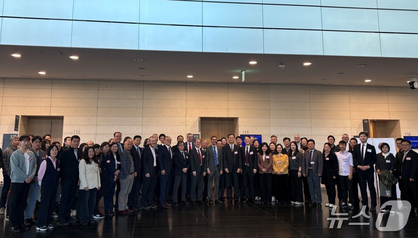 ISO 나노기술 분과 총회 참석자들이 기념사진을 촬영하고 있다.(표준연 제공) /뉴스1
