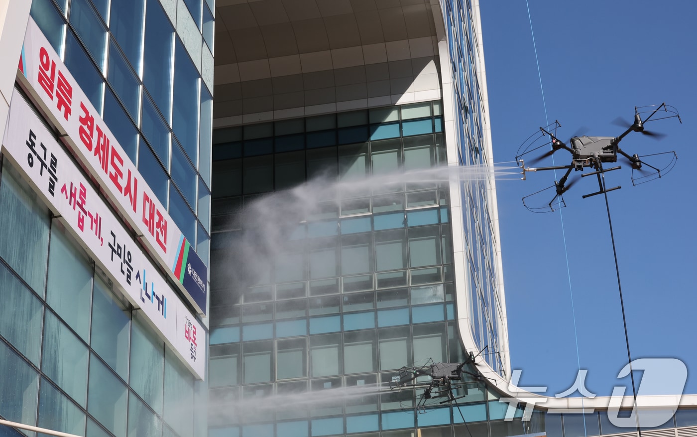 10일 오전 대전 동구청에서 업체 관계자가 드론을 활용해 강력한 청사 외벽을 청소하고 있다. ⓒ News1 김기태 기자