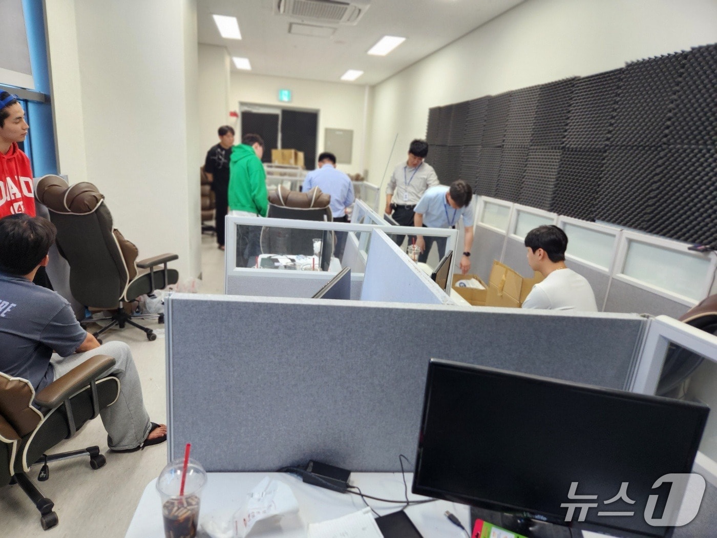 경찰이 적발한 투자사기 조직 사무실.(인천경찰청 제공. 재배포 및 DB금지)2025.11.10/뉴스1