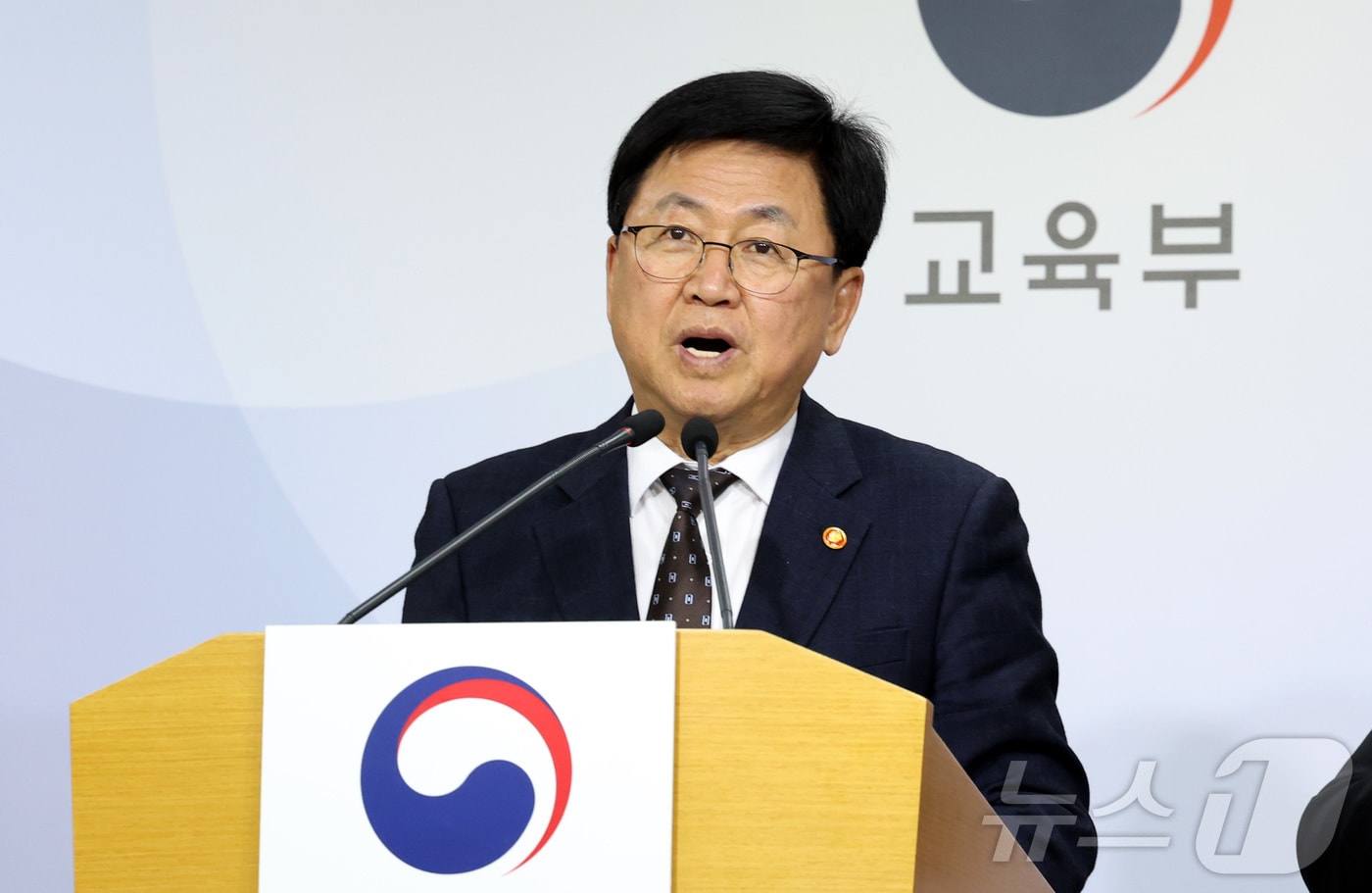 최교진 교육부 장관이 10일 오후 세종시 정부세종청사 교육부에서 인공지능 대전환 시대를 선도하고 국민 모두의 인공지능 역량 함양을 지원하기 위한 '모두를 위한 인공지능(AI) 인재 양성 방안'을 발표하고 있다. 2025.11.10/뉴스1 ⓒ News1 김기남 기자