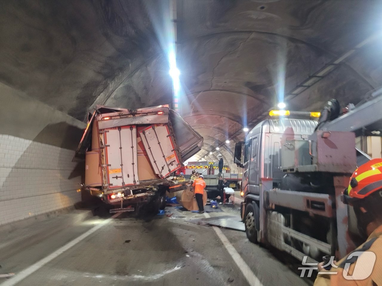10일 낮 12시 51분쯤 충북 영동군 경부고속도로 하행선 영동1터널에서 25톤 화물차가 앞서가던 24톤 윙바디 차량을 들이받아 2명이 부상을 입었다.(영동소방서 제공. 재판매 및 DB금지)/뉴스1