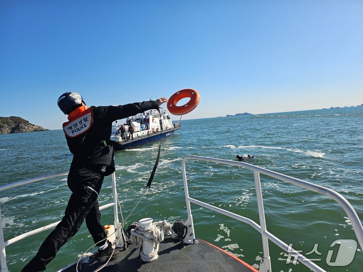 10일 부산 해경이 카이트보드를 타다 표류하던 50대를 구조하고 있다.(부산해경 제공. 재판매 및 DB 금지)
