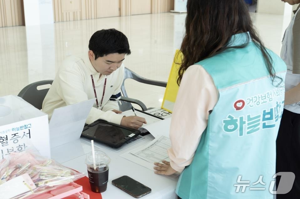 국민건강보험공단은 오는 28일까지 임직원이 자율적으로 참여하는 &#39;헌혈 주간&#39;을 운영하고 있다고 10일 밝혔다.&#40;국민건강보험공단 제공&#41;