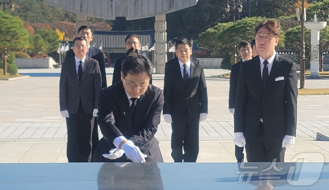강태일 광주본부세관장이 10일 국립 5·18 민주묘지 참배하고 있다.(광주본부세관 제공, 재배포 및 DB 금지)/뉴스1