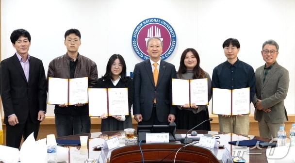 '제25회 가람이병기청년시문학상·최명희청년소설문학상' 수상식 모습.(전북대 제공, 재판매 및 DB 금지)/뉴스1