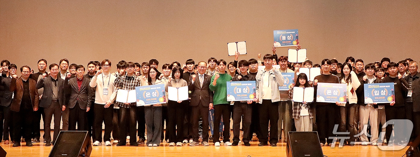 영남이공대에서 열린 '창의적 종합설계 경진대회'에 참가한 학생들이 기념촬영하는 모습. (영남이공대 제공. 재판매 및 DB금지)