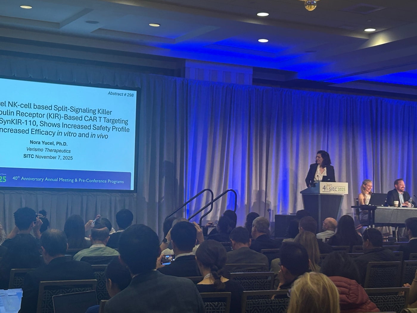 베리스모 테라퓨틱스의 수석 과학자 노라 유셀(Nora Yucel) 박사가 지난 7~9일 미국 메릴랜드에서 개최된 'SITC 2025' 구두발표 세션에서 'SynKIR-110'의 전임상 데이터에 대해 발표하고 있다. (HLB이노베이션 제공)