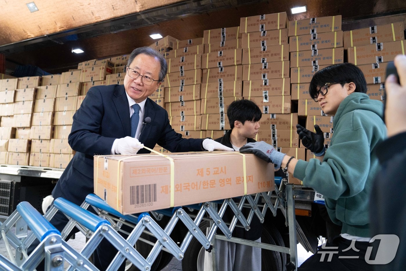 김석준 교육감(왼쪽)이 수능 문답지 확인 모습.(부산시교육청 제공. 재판매 및 DB금지)