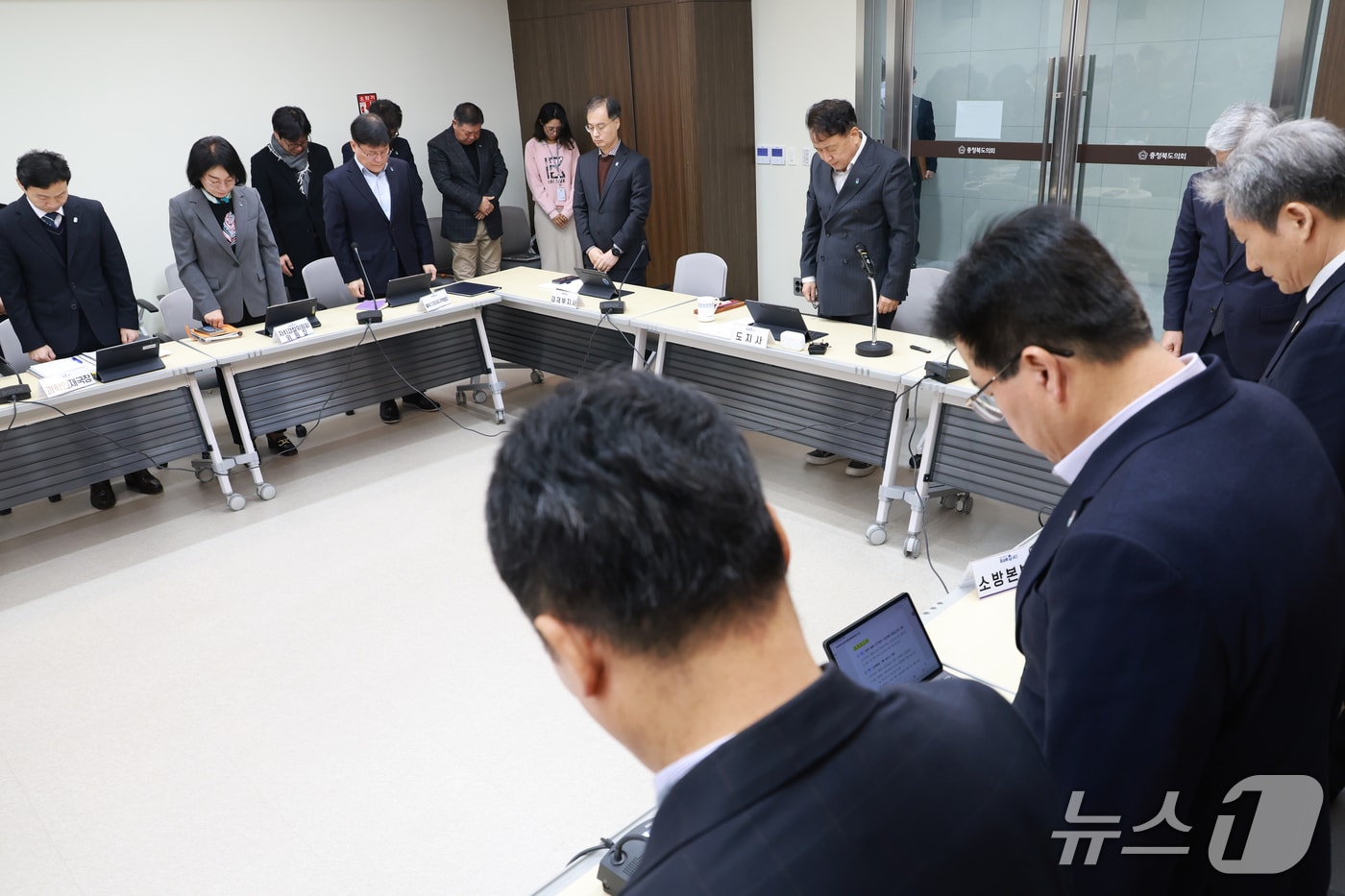 김영환 충북지사와 간부 공무원 등이 10일 확대간부회의에서 묵념하고 있다. &#40;충북도 제공. 재판매 및 DB금지&#41;