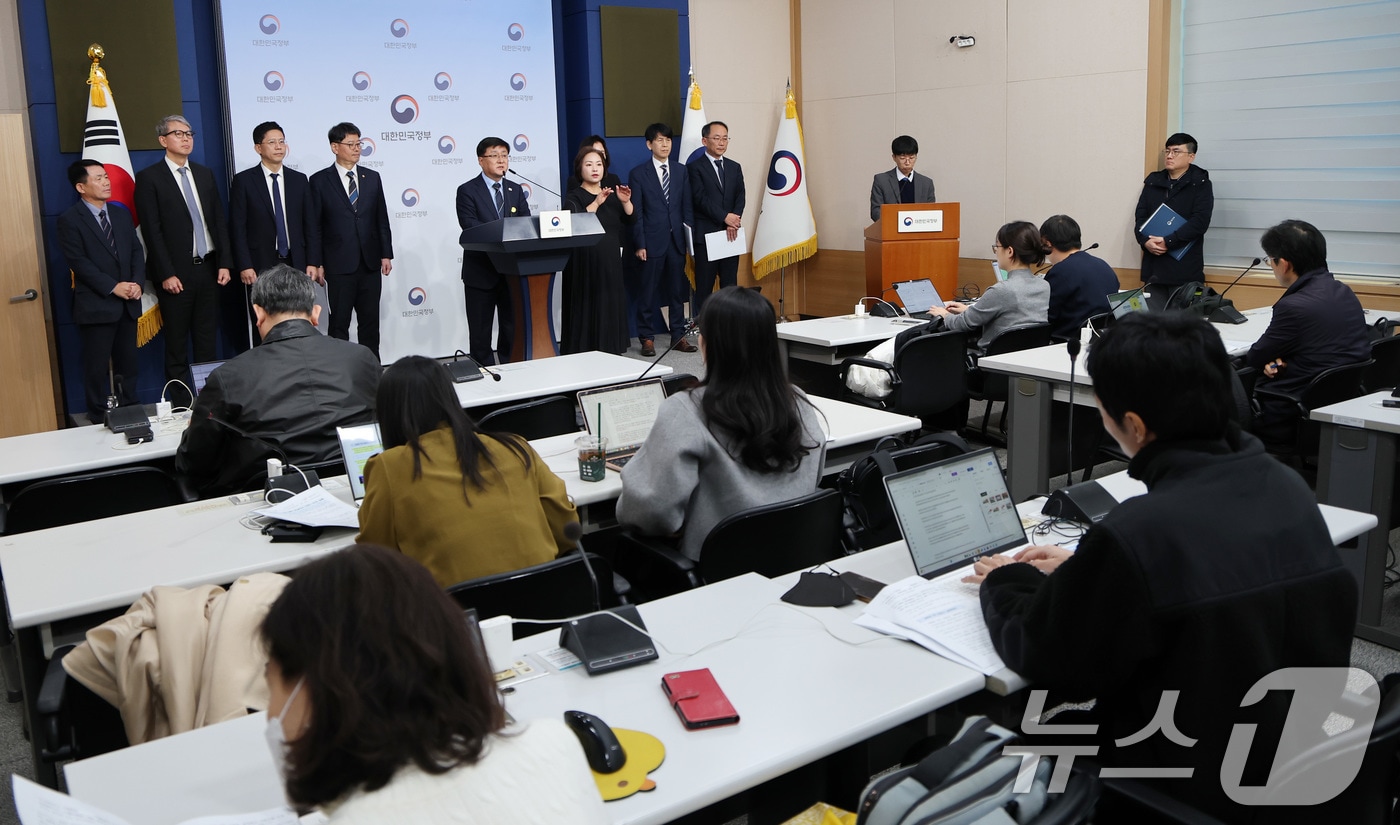 김성환 기후에너지환경부 장관이 10일 서울 종로구 정부서울청사 별관 브리핑실에서 2035 국가온실가스 감축목표 및 제4차 계획기간 배출권 할당계획을 발표하고 있다. 2025.11.10/뉴스1 ⓒ News1 임세영 기자